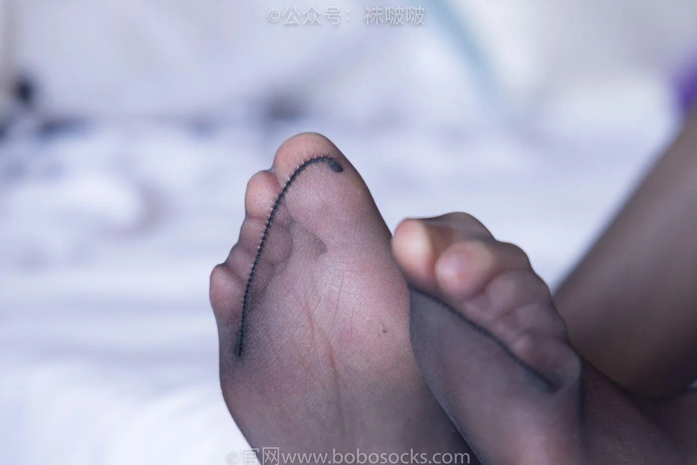 [BoBoSocks袜啵啵]NO.045 小甜豆-小魔女装、高跟凉鞋、油亮黑丝 [131P]插图4